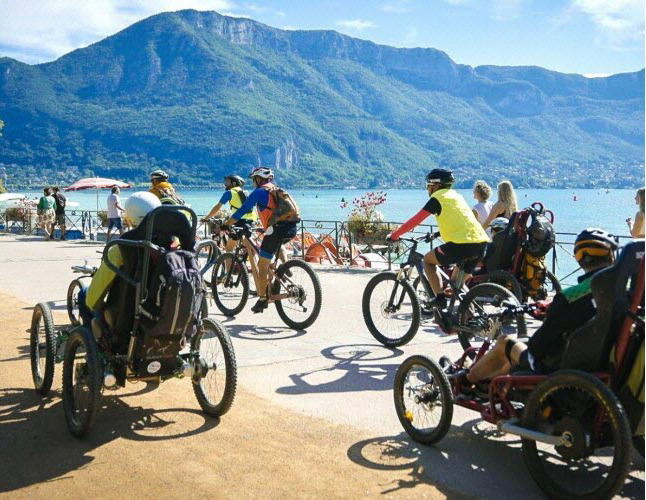 une cinquantaine de benevoles ont assure la securite et l accompagnement des participants au R'Handi Bike Festival lors de la visite touristique d Annecy en fauteuil tout terrain (ftt)