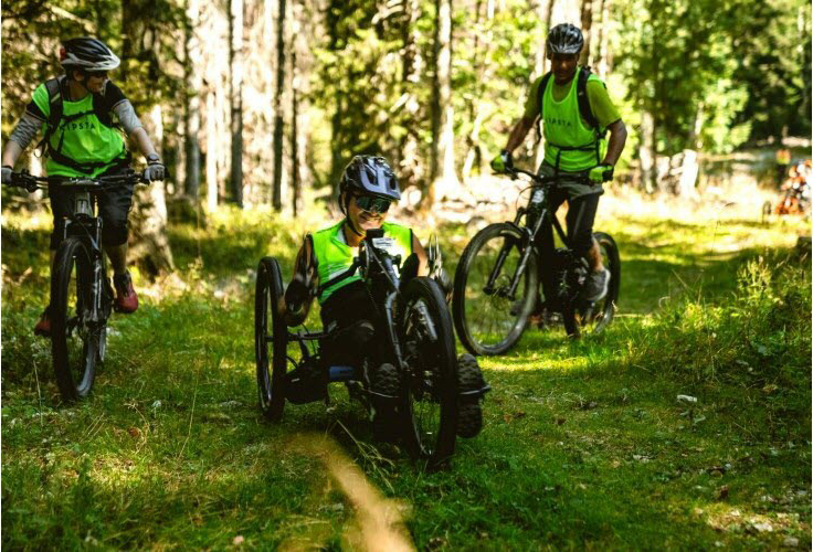 encadres-par-des-vtt-les-participants-du-r-handi-bike-festival-organise par l association Handi Lac & Montagnes s offriront un grand bol d air pur au semnoz