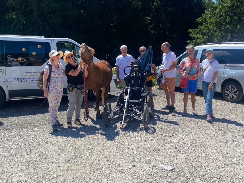 Des membres des associations Handi Lac & Montagnes et Poils de Bonheur avec le Cariane et le poney