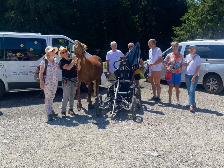 Des membres des associations Handi Lac & Montagnes et Poils de Bonheur avec le Cariane et le poney
