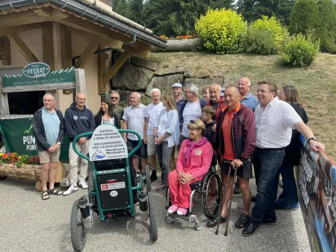 Photo de groupe avec le materiel mis a disposition par l'association Handi Lac & Montagnes