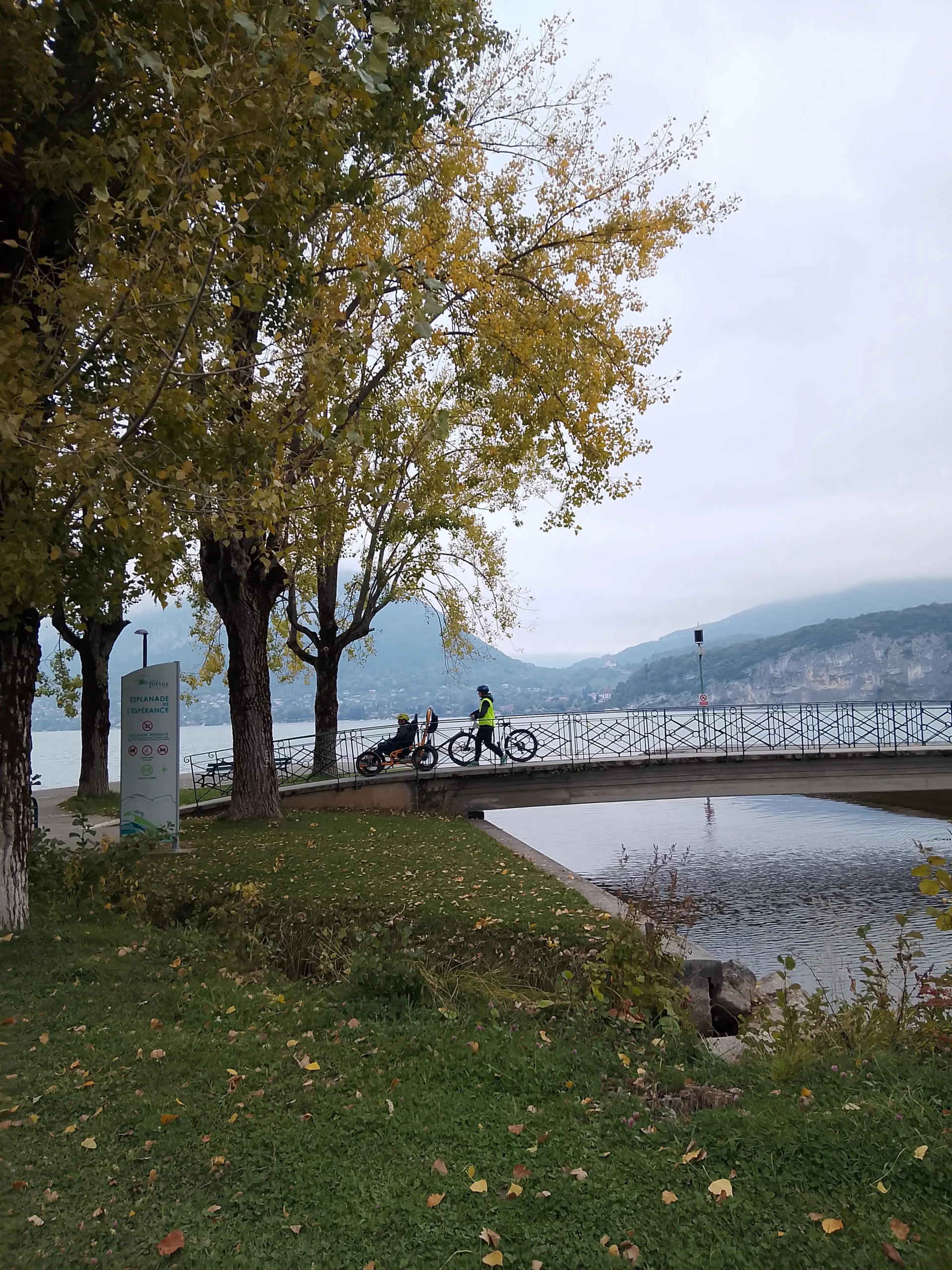 un Quadrix avec un bénévole qui l'accompagne au bord du lac d'annecy